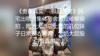 喜欢静静看着母狗啃主人的鸡巴